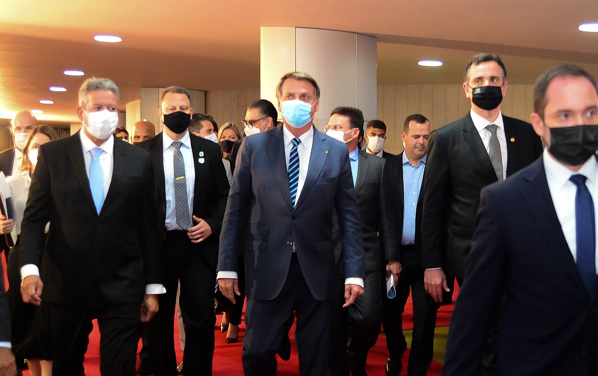 Bolsonaro mente sobre seu governo e vacinas, e volta a defender arma de fogo a produtores rurais